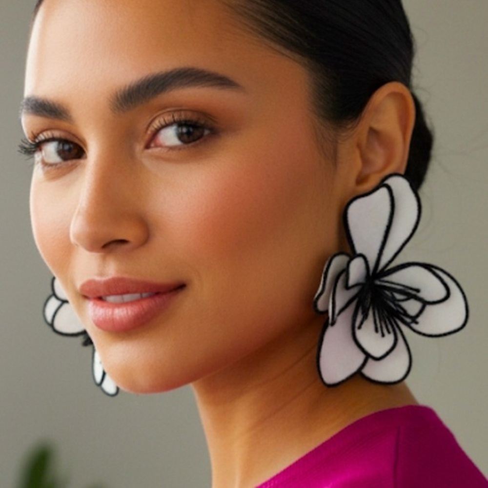 ✨NEW Elegant Black and White Floral Earrings